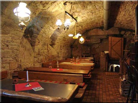 Grandioses Essen bei Kerzenlicht und Holzfeuer-Wärme im Felsenkeller ...